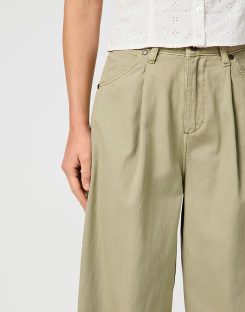 Wrangler Women's Pleated Trouser jeans In Dark Tea